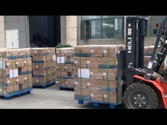 De arbeiders laden voertuigen